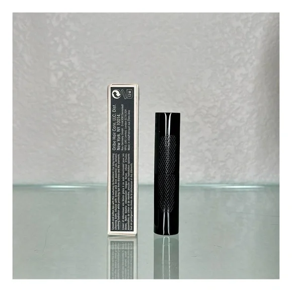 Oribe Balmessence Lip Treatment - Black - Picture 3 of 6